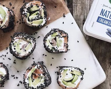 Keto sushi z łososiem, awokado i kremowym serkiem Arla Natural